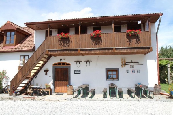 Penzion u Kadova - jižní Čechy - pohled zvenku, na verandě vchody do pokojů č. 5, 6 a 7